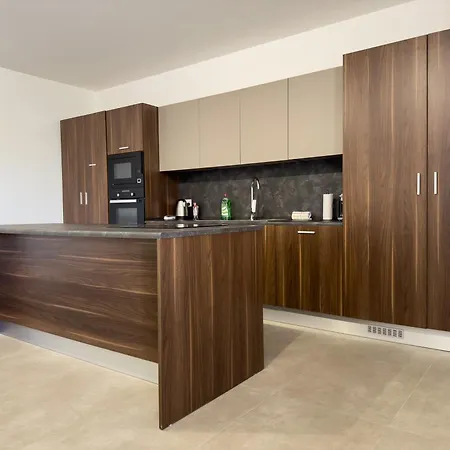 New 3-bedroom In - 5-minute Walk From The Airport Gudja