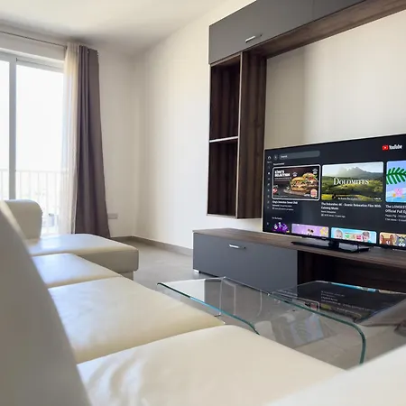 New 3-bedroom In - 5-minute Walk From The Airport Gudja