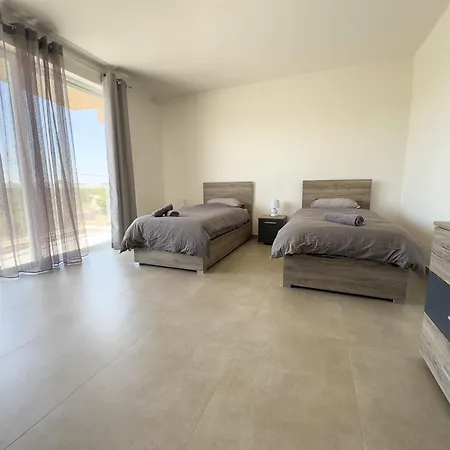 New 3-bedroom In - 5-minute Walk From The Airport Apartament Gudja