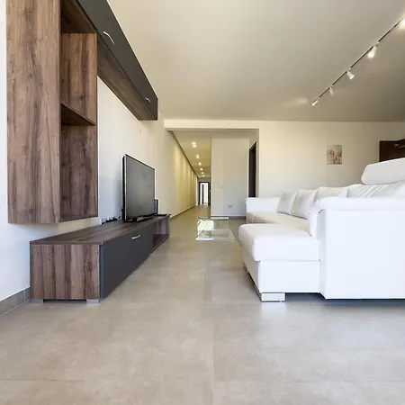 New 3-bedroom In - 5-minute Walk From The Airport * Gudja