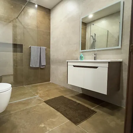 Apartament New 3-bedroom In - 5-minute Walk From The Airport *