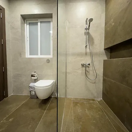 New 3-bedroom In - 5-minute Walk From The Airport Gudja