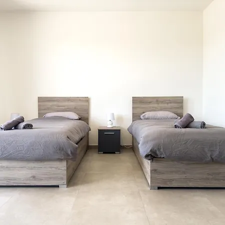 New 3-bedroom In - 5-minute Walk From The Airport Apartman