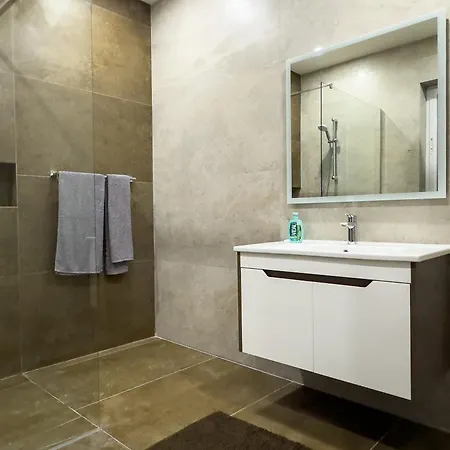 Apartman New 3-bedroom In - 5-minute Walk From The Airport