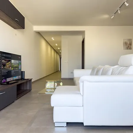 New 3-bedroom In - 5-minute Walk From The Airport Lägenhet *