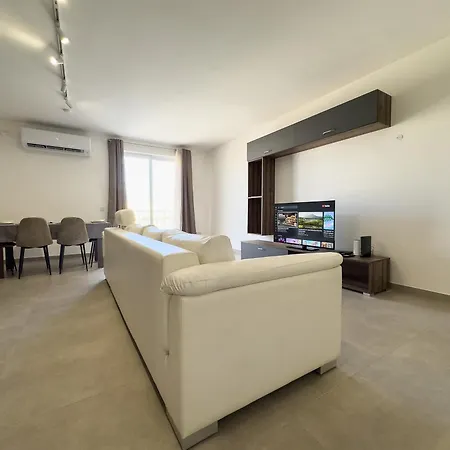Apartman New 3-bedroom In - 5-minute Walk From The Airport Gudja