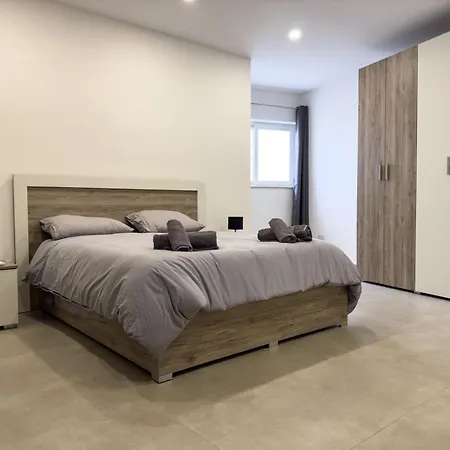 New 3-bedroom In - 5-minute Walk From The Airport Gudja