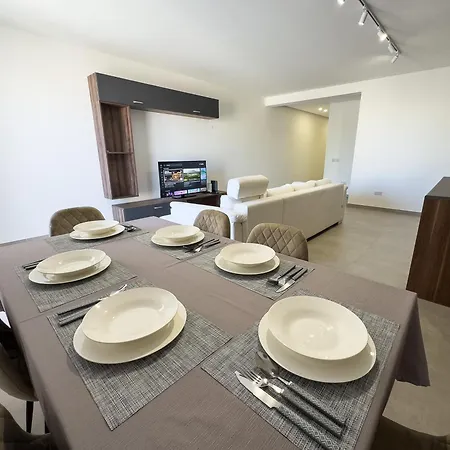 New 3-bedroom In - 5-minute Walk From The Airport Gudja