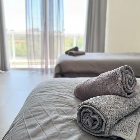 New 3-bedroom In - 5-minute Walk From The Airport * Gudja